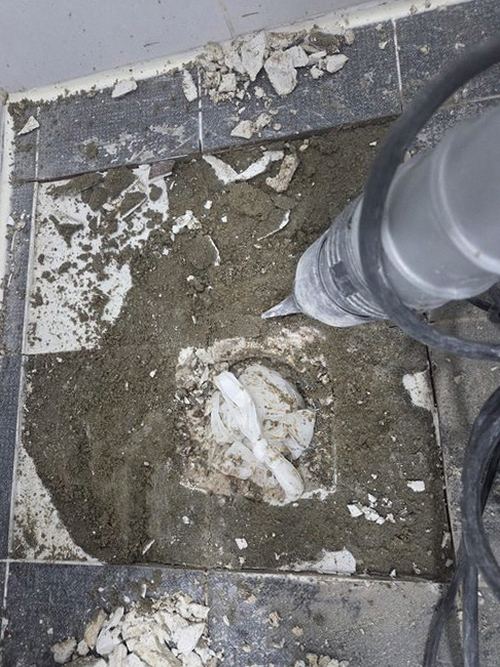 기장군 누수탐지 베란다 바닥 얼룩과 배관 주변을 점검하는 장면